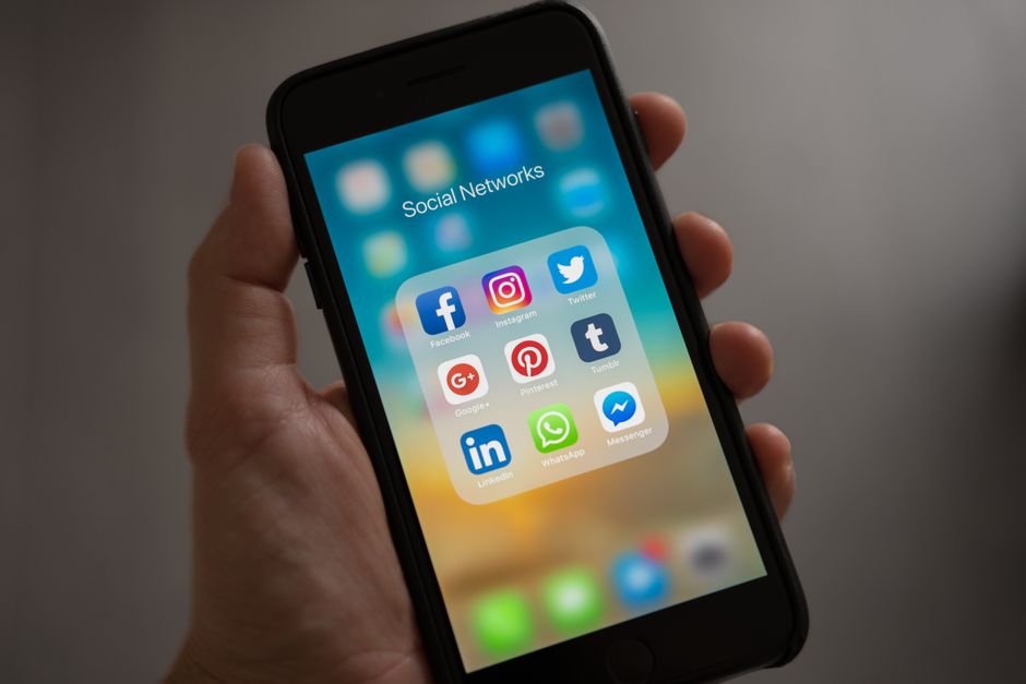 Smartphone displaying an international phone number and communication apps for safer caller identification